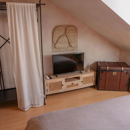 Cozy Apartment In The Heart Of The Historic City Братислава Экстерьер фото