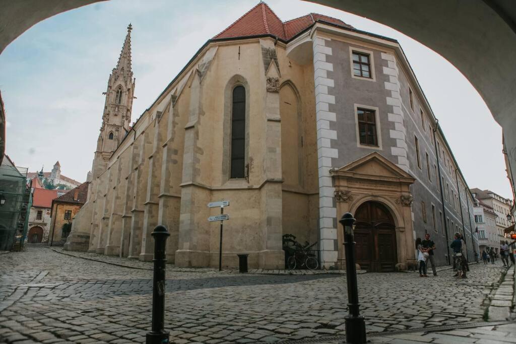 Cozy Apartment In The Heart Of The Historic City Братислава Экстерьер фото